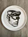 Tom of Finland - py&ouml;re&auml; tarjotin